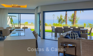 Adosada moderna y lujo, lista para entrar a vivir, en venta, con vistas frontales al mar, a poca distancia a pie del centro de Estepona 793215 