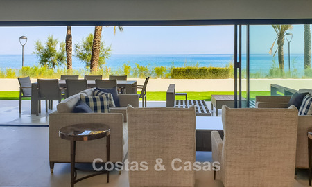 Adosada moderna y lujo, lista para entrar a vivir, en venta, con vistas frontales al mar, a poca distancia a pie del centro de Estepona 793216