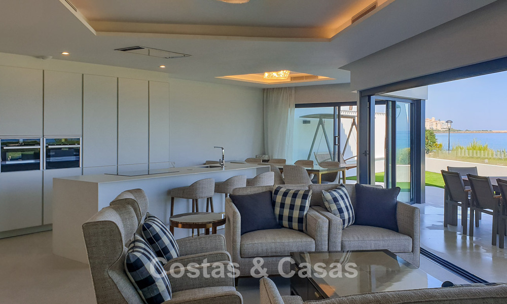 Adosada moderna y lujo, lista para entrar a vivir, en venta, con vistas frontales al mar, a poca distancia a pie del centro de Estepona 793218