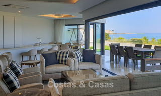 Adosada moderna y lujo, lista para entrar a vivir, en venta, con vistas frontales al mar, a poca distancia a pie del centro de Estepona 793219 