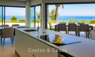 Adosada moderna y lujo, lista para entrar a vivir, en venta, con vistas frontales al mar, a poca distancia a pie del centro de Estepona 793220 