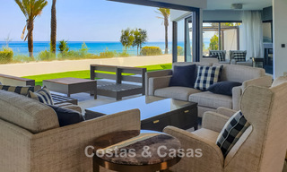 Adosada moderna y lujo, lista para entrar a vivir, en venta, con vistas frontales al mar, a poca distancia a pie del centro de Estepona 793221 