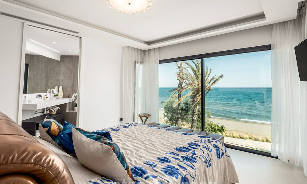 Adosada moderna y lujo, lista para entrar a vivir, en venta, con vistas frontales al mar, a poca distancia a pie del centro de Estepona 793223
