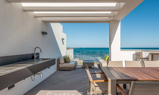 Adosada moderna y lujo, lista para entrar a vivir, en venta, con vistas frontales al mar, a poca distancia a pie del centro de Estepona 793226 