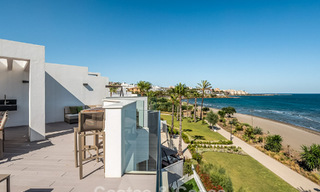 Adosada moderna y lujo, lista para entrar a vivir, en venta, con vistas frontales al mar, a poca distancia a pie del centro de Estepona 793228 