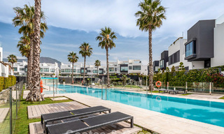 Adosada moderna y lujo, lista para entrar a vivir, en venta, con vistas frontales al mar, a poca distancia a pie del centro de Estepona 793232 