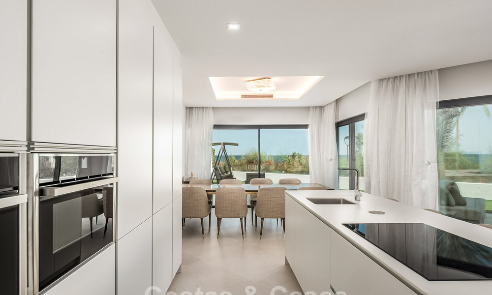 Adosada moderna y lujo, lista para entrar a vivir, en venta, con vistas frontales al mar, a poca distancia a pie del centro de Estepona 793236