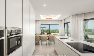 Adosada moderna y lujo, lista para entrar a vivir, en venta, con vistas frontales al mar, a poca distancia a pie del centro de Estepona 793236 