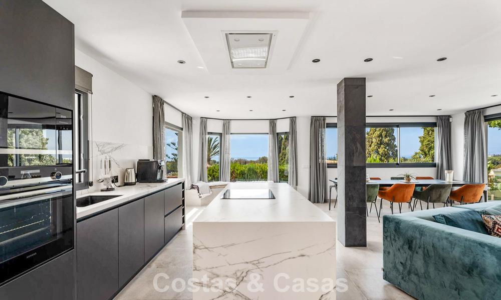 Elegante villa moderna a poca distancia de la playa en venta en Elviria, al este del centro de Marbella 793649
