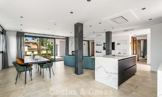 Elegante villa moderna a poca distancia de la playa en venta en Elviria, al este del centro de Marbella 793651 