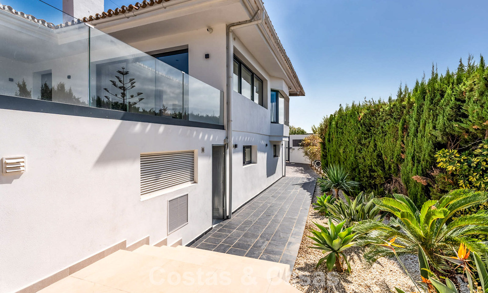 Elegante villa moderna a poca distancia de la playa en venta en Elviria, al este del centro de Marbella 793668
