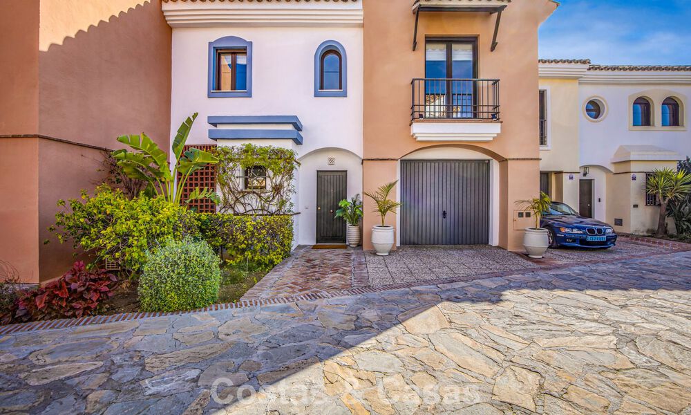 Adosado con vistas panorámicas y amplio jardín en venta en una exclusiva urbanización con campo de golf en Benahavís - Marbella 793679