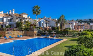 Adosado con vistas panorámicas y amplio jardín en venta en una exclusiva urbanización con campo de golf en Benahavís - Marbella 793680 