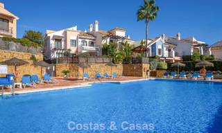 Adosado con vistas panorámicas y amplio jardín en venta en una exclusiva urbanización con campo de golf en Benahavís - Marbella 793681 