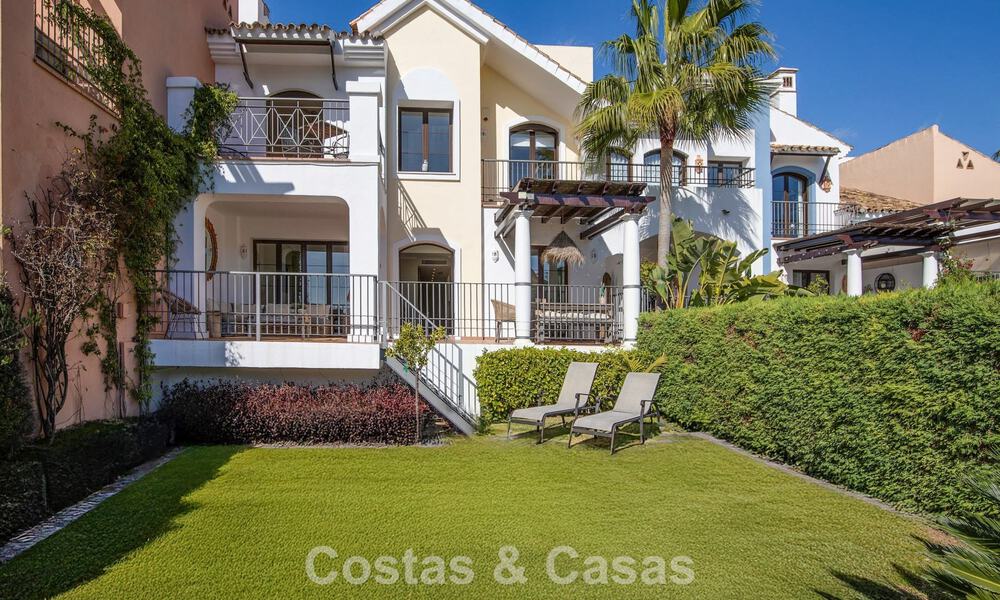Adosado con vistas panorámicas y amplio jardín en venta en una exclusiva urbanización con campo de golf en Benahavís - Marbella 793686