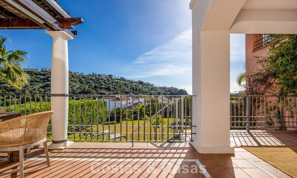 Adosado con vistas panorámicas y amplio jardín en venta en una exclusiva urbanización con campo de golf en Benahavís - Marbella 793691