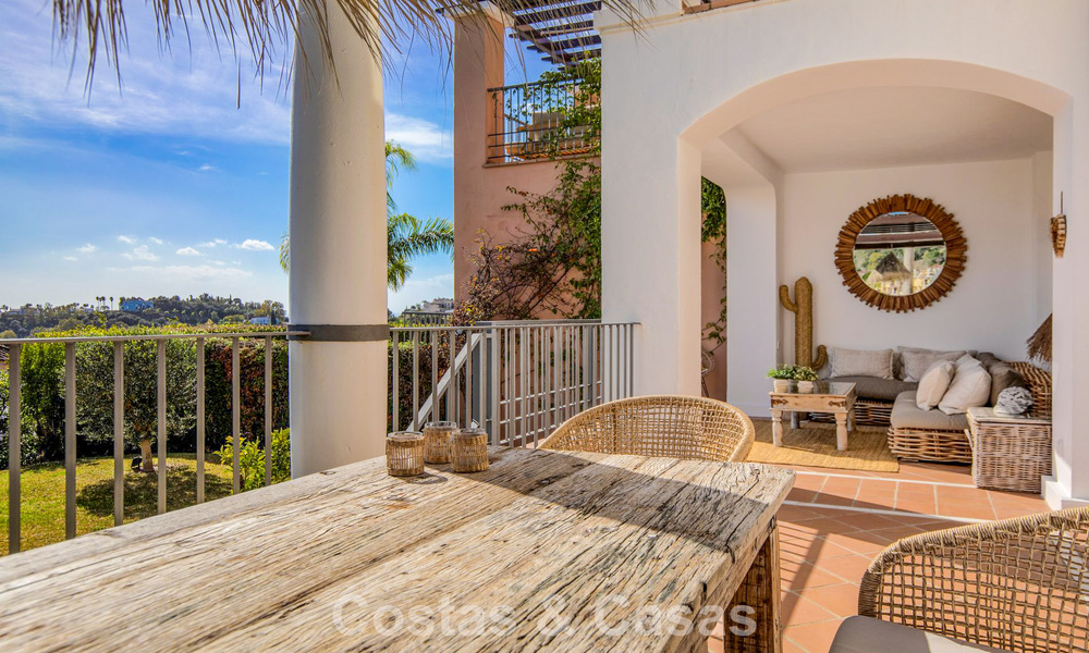Adosado con vistas panorámicas y amplio jardín en venta en una exclusiva urbanización con campo de golf en Benahavís - Marbella 793693