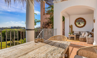 Adosado con vistas panorámicas y amplio jardín en venta en una exclusiva urbanización con campo de golf en Benahavís - Marbella 793693 