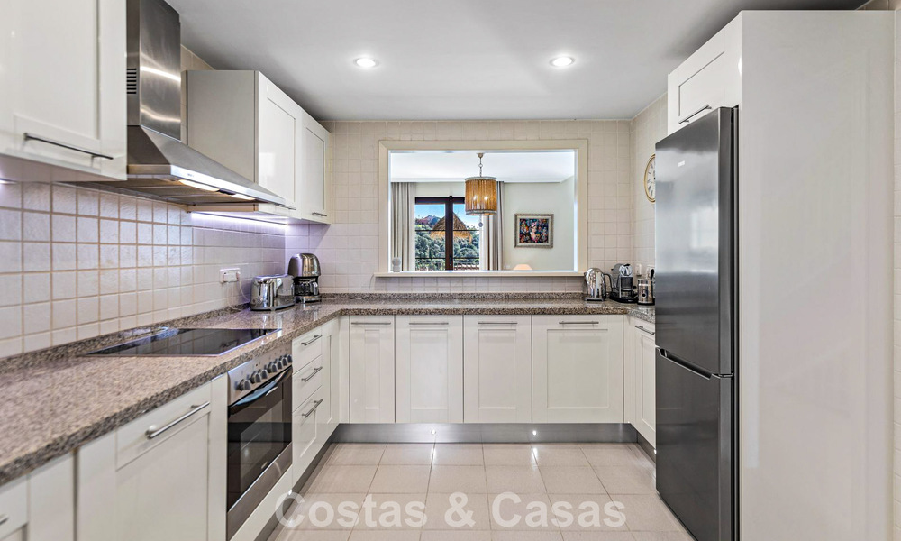 Adosado con vistas panorámicas y amplio jardín en venta en una exclusiva urbanización con campo de golf en Benahavís - Marbella 793697