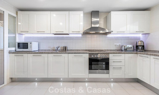 Adosado con vistas panorámicas y amplio jardín en venta en una exclusiva urbanización con campo de golf en Benahavís - Marbella 793698 