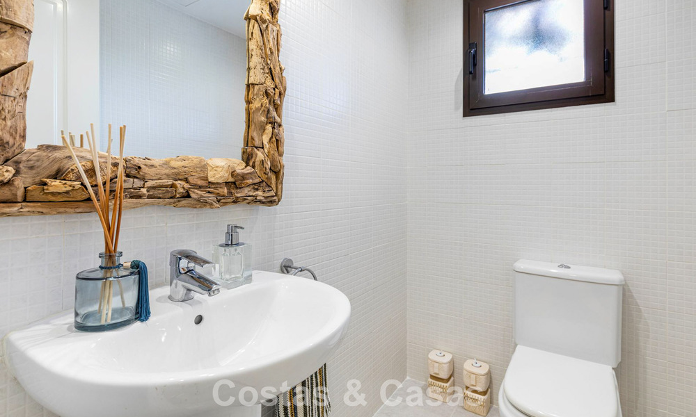 Adosado con vistas panorámicas y amplio jardín en venta en una exclusiva urbanización con campo de golf en Benahavís - Marbella 793701