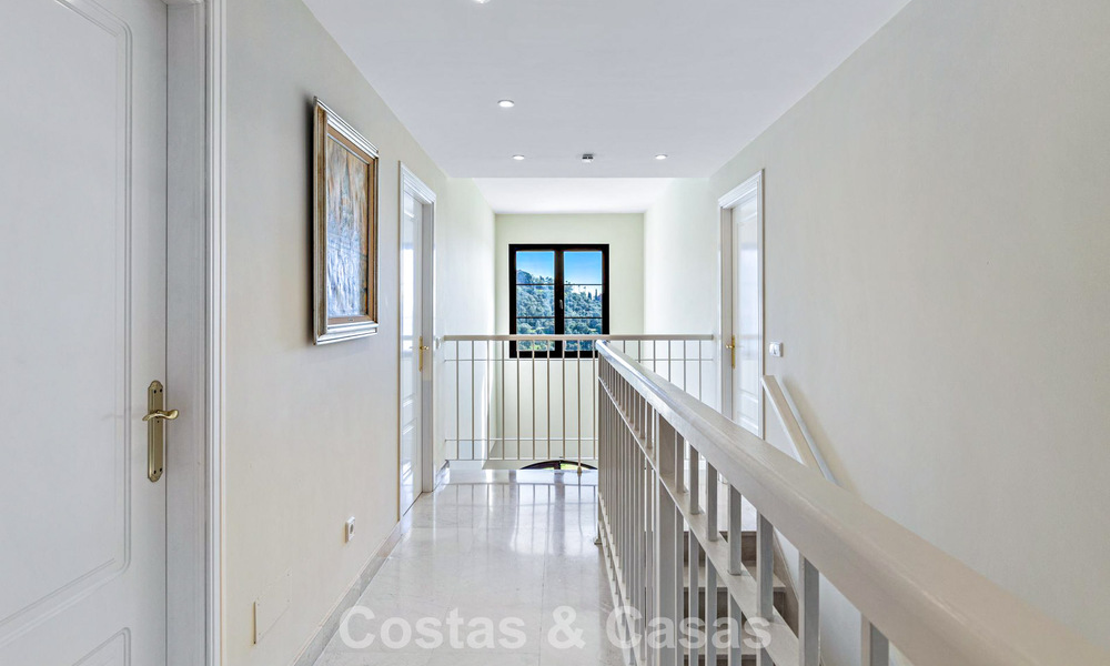 Adosado con vistas panorámicas y amplio jardín en venta en una exclusiva urbanización con campo de golf en Benahavís - Marbella 793702