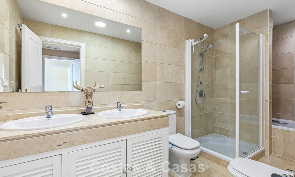 Adosado con vistas panorámicas y amplio jardín en venta en una exclusiva urbanización con campo de golf en Benahavís - Marbella 793705