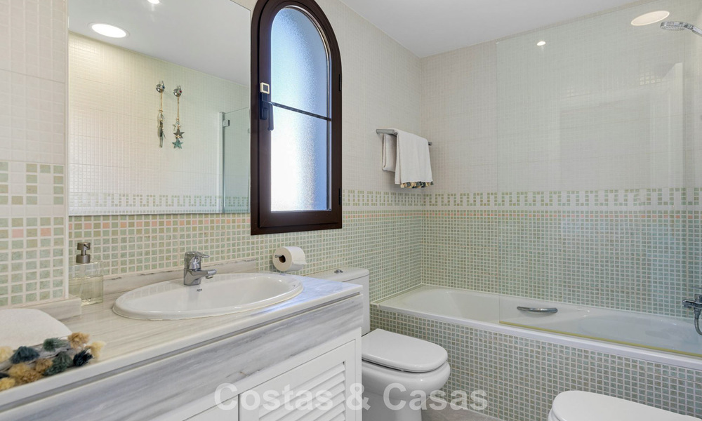 Adosado con vistas panorámicas y amplio jardín en venta en una exclusiva urbanización con campo de golf en Benahavís - Marbella 793709