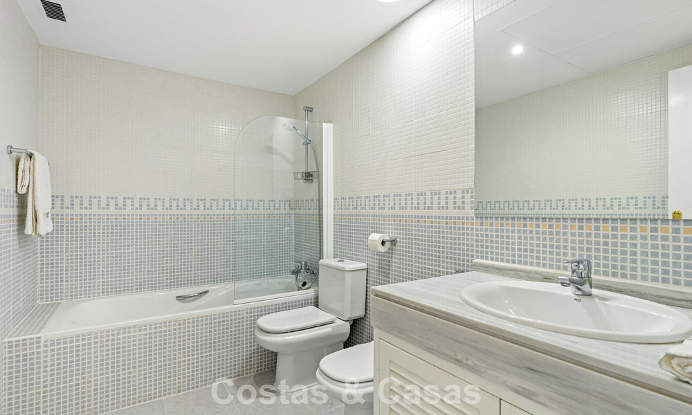 Adosado con vistas panorámicas y amplio jardín en venta en una exclusiva urbanización con campo de golf en Benahavís - Marbella 793712