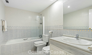 Adosado con vistas panorámicas y amplio jardín en venta en una exclusiva urbanización con campo de golf en Benahavís - Marbella 793712 