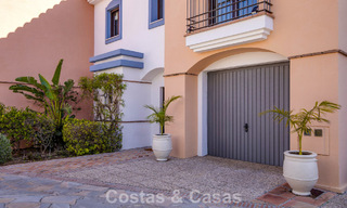 Adosado con vistas panorámicas y amplio jardín en venta en una exclusiva urbanización con campo de golf en Benahavís - Marbella 793717 