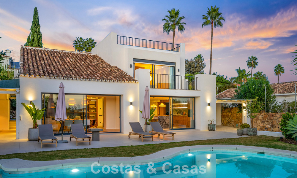 Villa familiar renovada de alta calidad en venta en la codiciada zona de golf de Nueva Andalucía, Marbella 793160