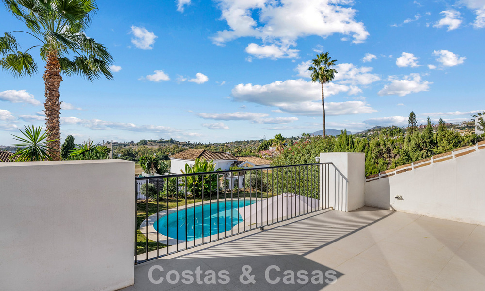 Villa familiar renovada de alta calidad en venta en la codiciada zona de golf de Nueva Andalucía, Marbella 793169