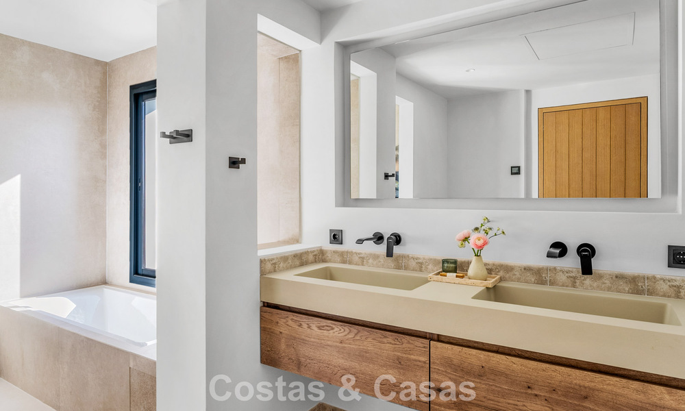 Villa familiar renovada de alta calidad en venta en la codiciada zona de golf de Nueva Andalucía, Marbella 793170