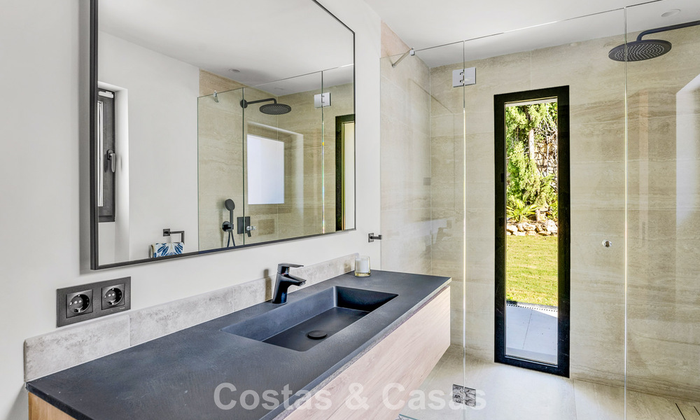 Villa familiar renovada de alta calidad en venta en la codiciada zona de golf de Nueva Andalucía, Marbella 793173