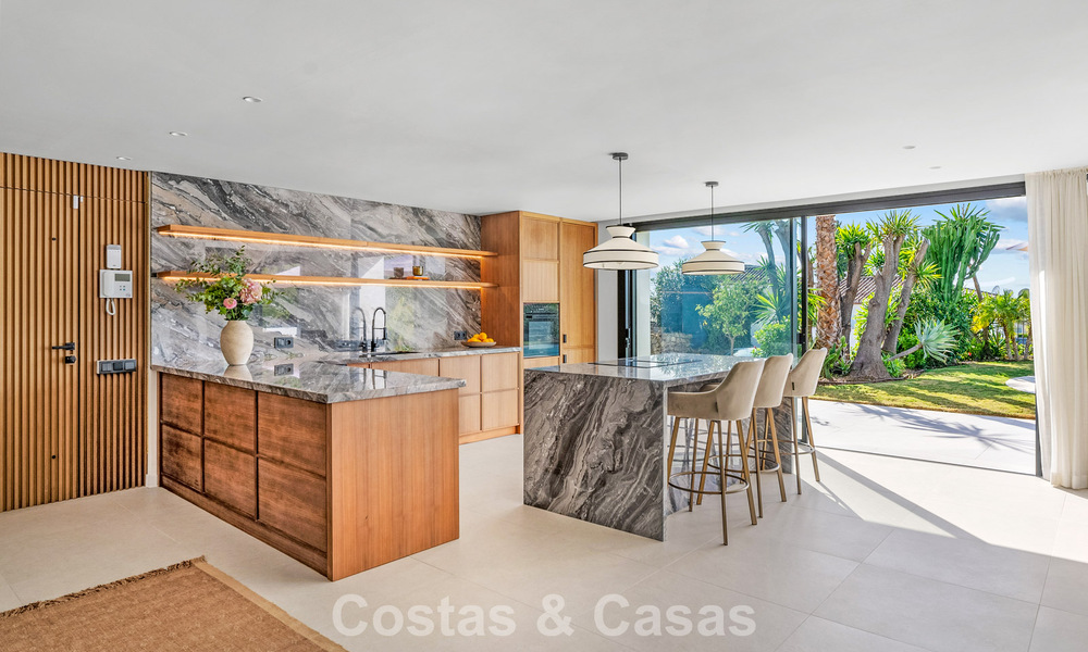Villa familiar renovada de alta calidad en venta en la codiciada zona de golf de Nueva Andalucía, Marbella 793182