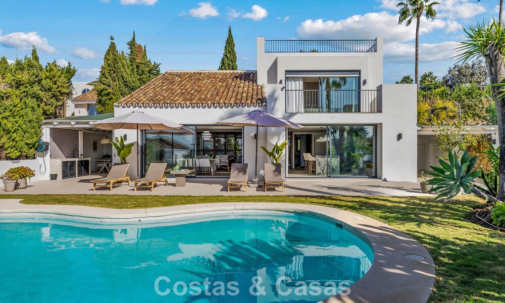 Villa familiar renovada de alta calidad en venta en la codiciada zona de golf de Nueva Andalucía, Marbella 793192