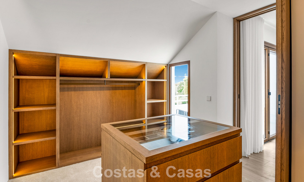 Elegante apartamento dúplex con jardín privado en venta, colindante al campo de golf de Nueva Andalucía, Marbella 793111