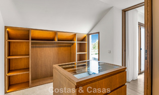 Elegante apartamento dúplex con jardín privado en venta, colindante al campo de golf de Nueva Andalucía, Marbella 793111 