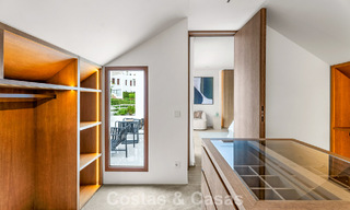 Elegante apartamento dúplex con jardín privado en venta, colindante al campo de golf de Nueva Andalucía, Marbella 793112 