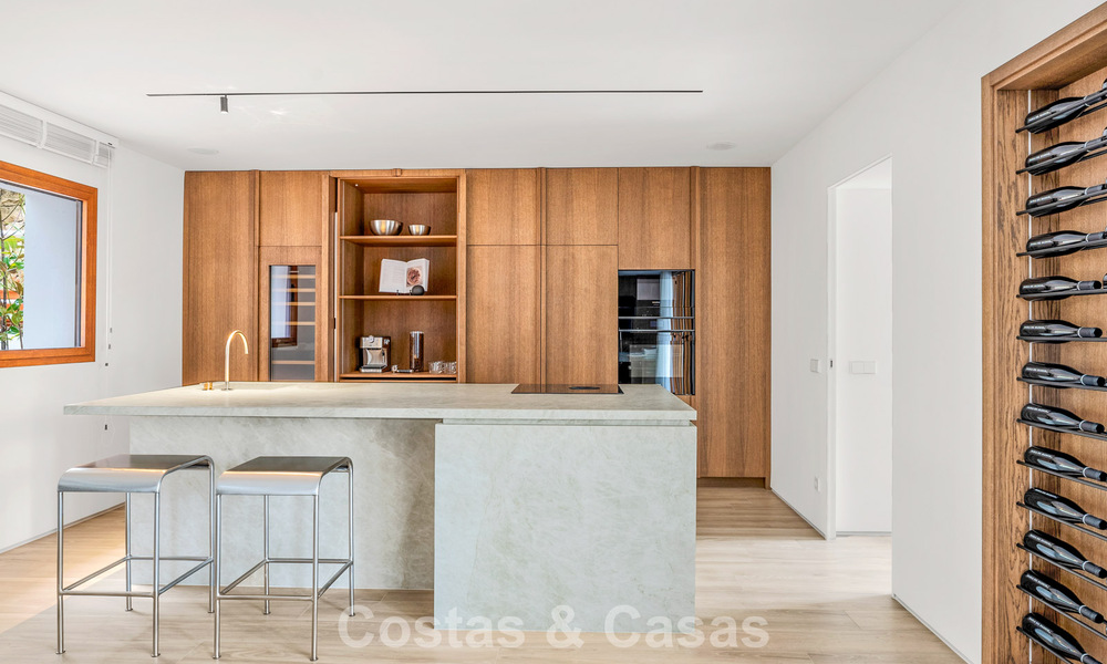 Elegante apartamento dúplex con jardín privado en venta, colindante al campo de golf de Nueva Andalucía, Marbella 793113