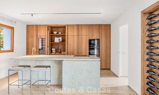 Elegante apartamento dúplex con jardín privado en venta, colindante al campo de golf de Nueva Andalucía, Marbella 793113 