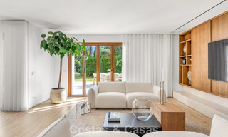 Elegante apartamento dúplex con jardín privado en venta, colindante al campo de golf de Nueva Andalucía, Marbella 793114 