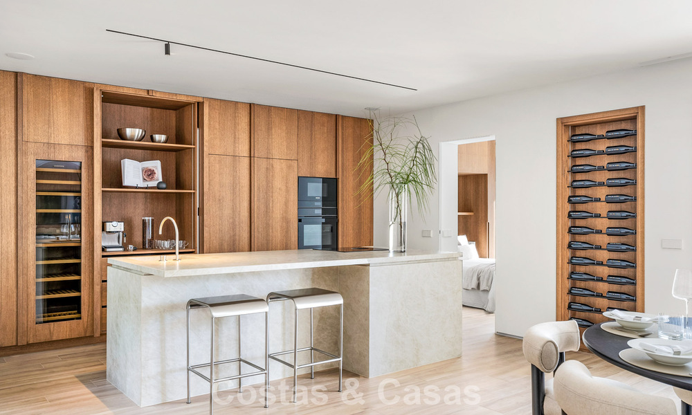 Elegante apartamento dúplex con jardín privado en venta, colindante al campo de golf de Nueva Andalucía, Marbella 793117