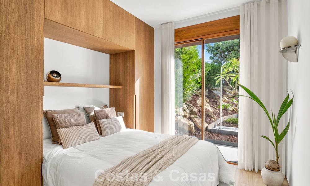 Elegante apartamento dúplex con jardín privado en venta, colindante al campo de golf de Nueva Andalucía, Marbella 793118