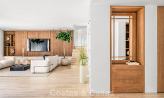 Elegante apartamento dúplex con jardín privado en venta, colindante al campo de golf de Nueva Andalucía, Marbella 793119 