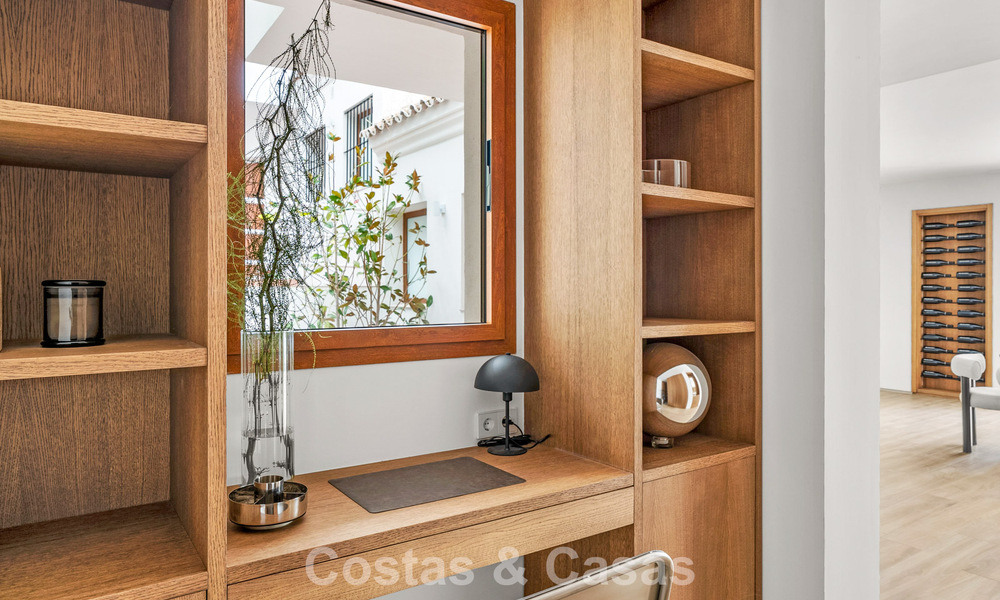 Elegante apartamento dúplex con jardín privado en venta, colindante al campo de golf de Nueva Andalucía, Marbella 793120