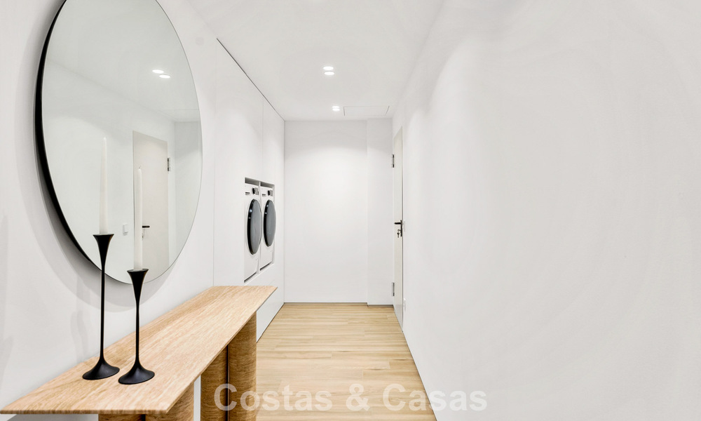 Elegante apartamento dúplex con jardín privado en venta, colindante al campo de golf de Nueva Andalucía, Marbella 793121