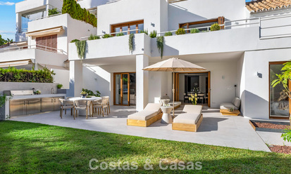 Elegante apartamento dúplex con jardín privado en venta, colindante al campo de golf de Nueva Andalucía, Marbella 793122