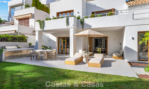 Elegante apartamento dúplex con jardín privado en venta, colindante al campo de golf de Nueva Andalucía, Marbella 793122